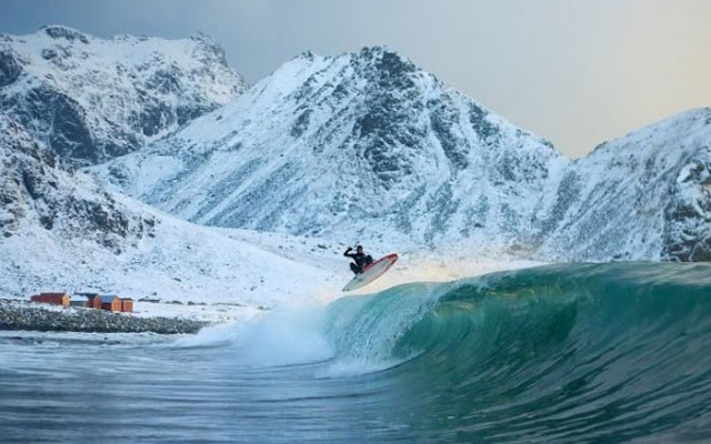 Snowboard surfing